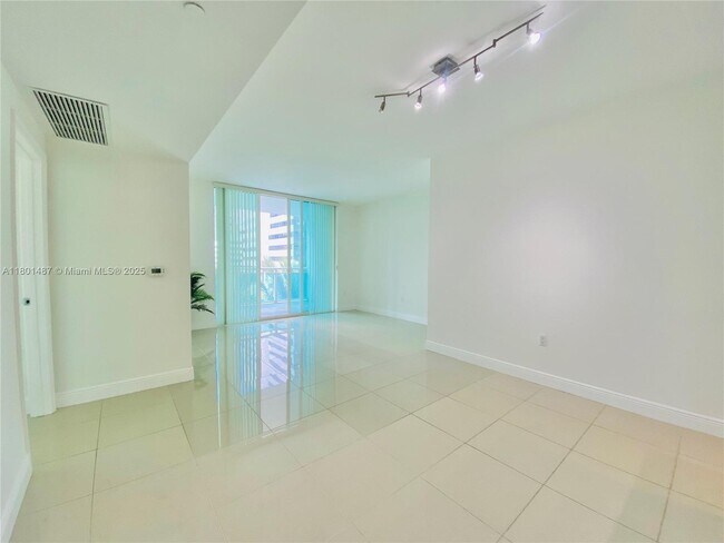 Building Photo - 950 Brickell Bay Dr