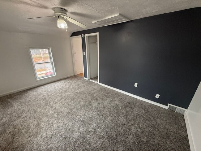 Building Photo - Large Duplex Available 6BD 2 BTH