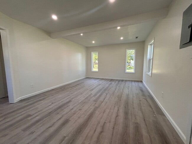 Building Photo - Renovated 3 Bed 1 Bath Home