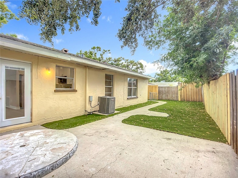 Building Photo - 6511 3rd Ave NE