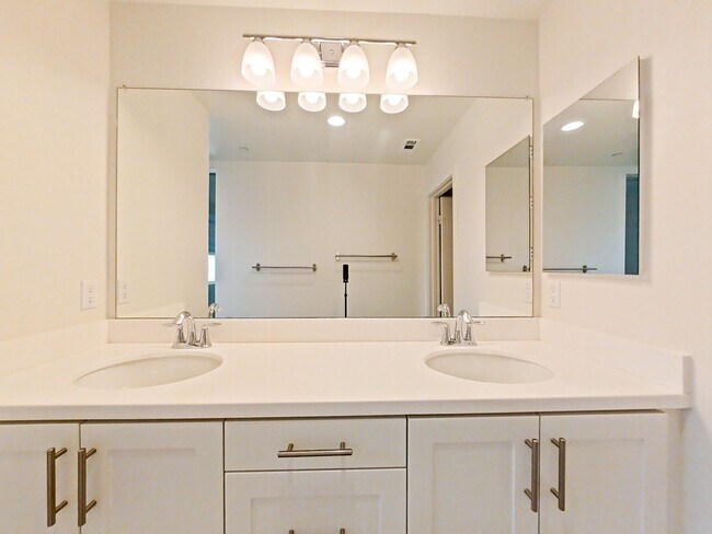 Building Photo - Los Alamitos Condo - 3 Bedroom / 2.5 Bathr...