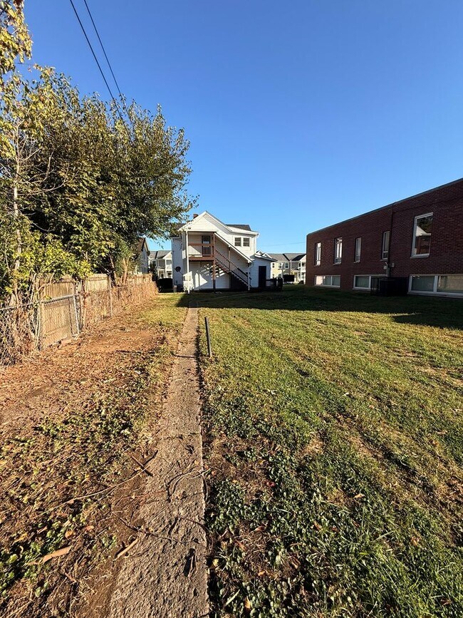 Building Photo - 750-752 E Wheeling St