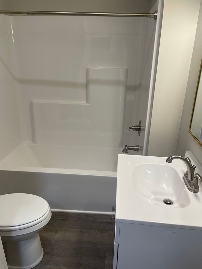 Building Photo - 715 Newton St