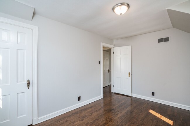 Building Photo - $2195- 2B/1B Charming Single Family Glenda...