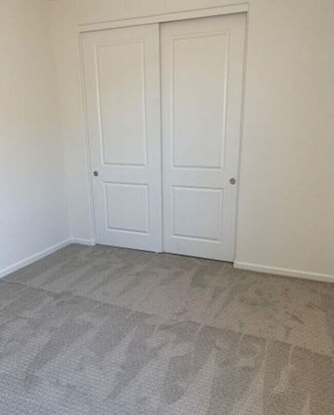 Building Photo - This stunning 4-bedroom, 2-bathroom home l...