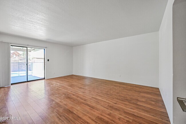 Building Photo - 1218 E Vinedo Ln