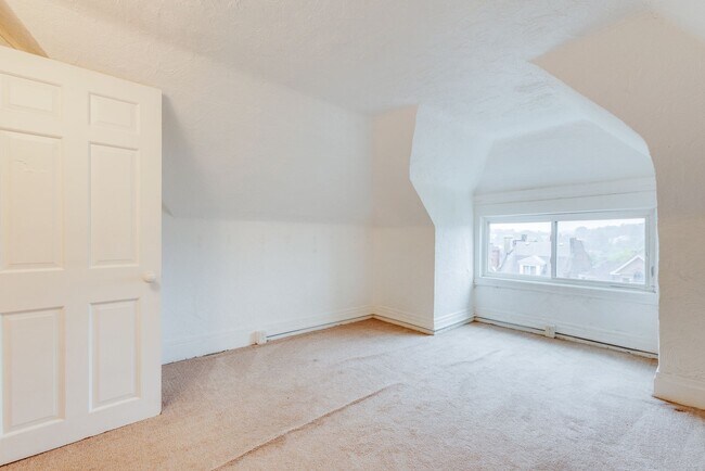 Building Photo - 405 Edgemont St