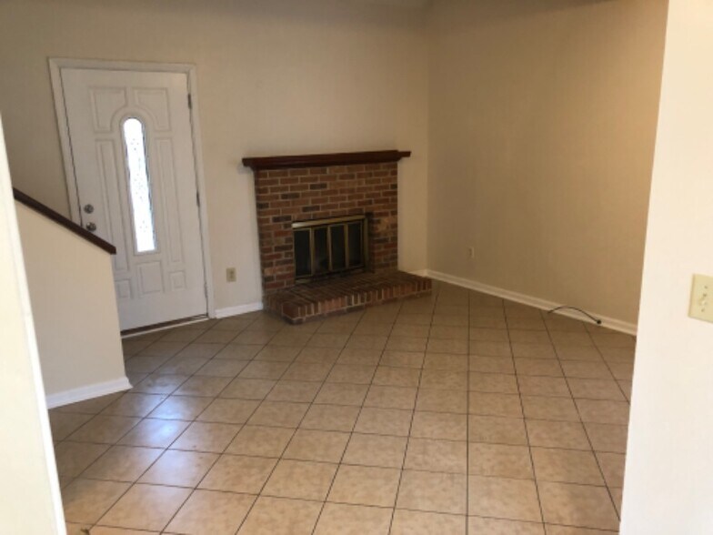 Building Photo - 6714 Woodwedge Dr