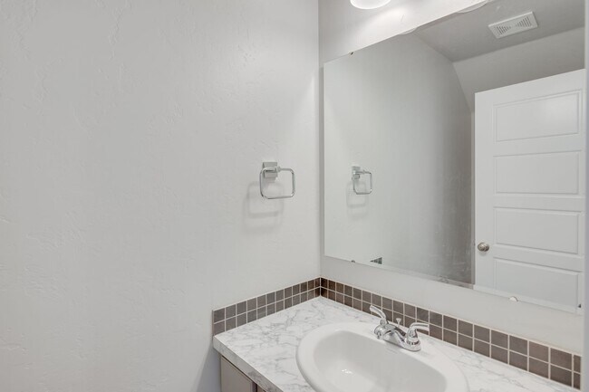 Building Photo - 1676 S Sunseeker Ln