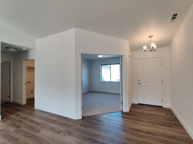 Building Photo - Stunning Newer Build in Benton City