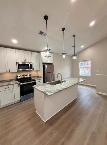 Building Photo - 737 Oak St