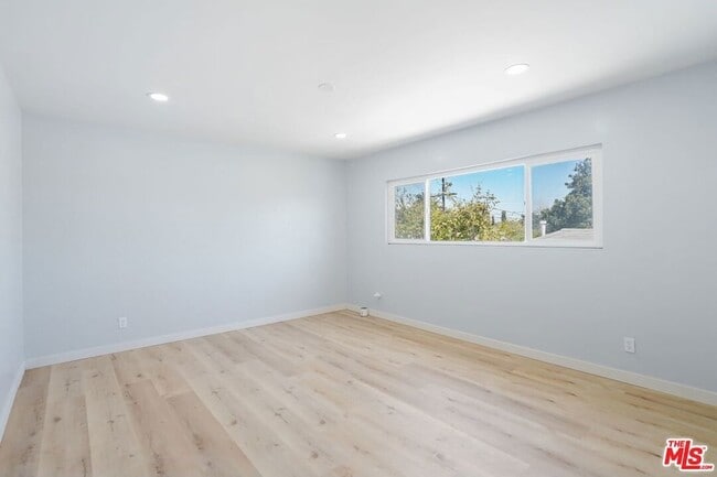 Building Photo - 719 E 79th St