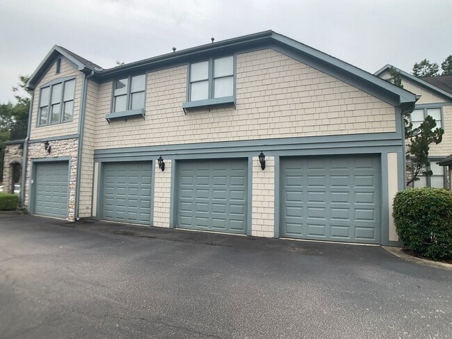 Building Photo - Gorgeous Condo in the heart of Chapel Hill