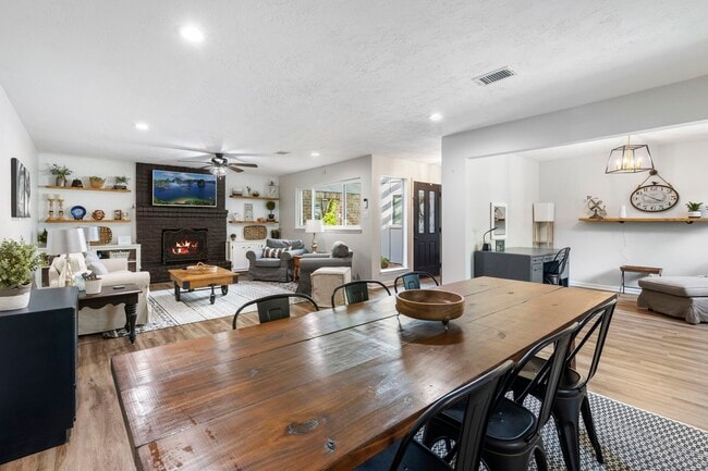 Building Photo - 623 Hickory Ridge Dr