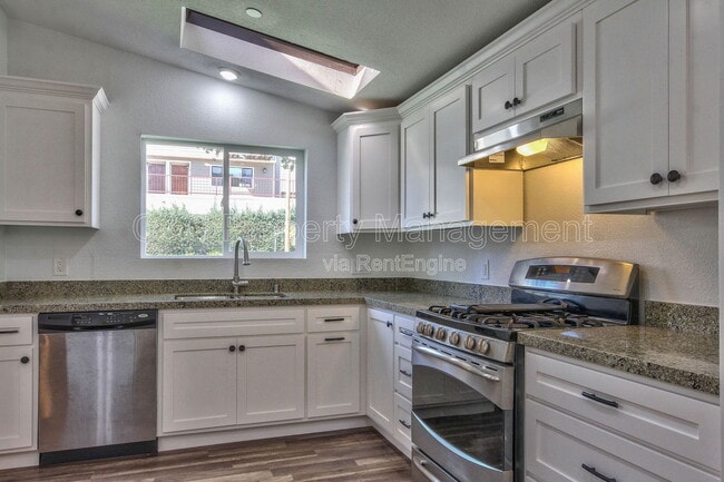 Building Photo - 419 Watson St