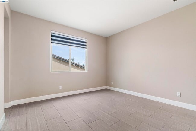 Building Photo - 967 Dainty Ave