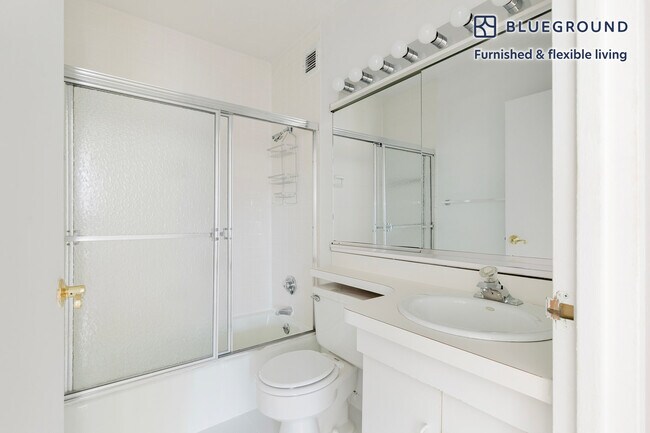 Building Photo - 200 E 72nd St