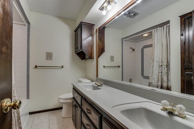 Building Photo - 2013 Tanglewood Dr