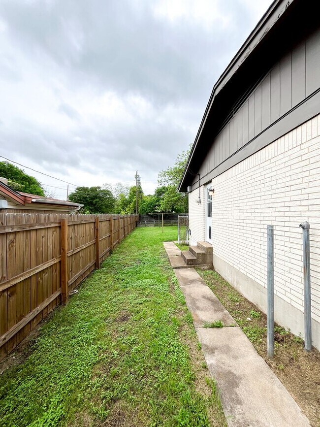 Building Photo - Available Now!!!! Gorgeous 3 bedroom, 2 bath, 2 car garage home. Beautiful wood look flooring. Sp...