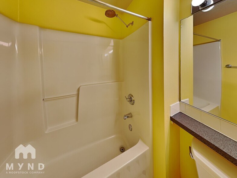 Building Photo - 1723 NE Ashberry Dr