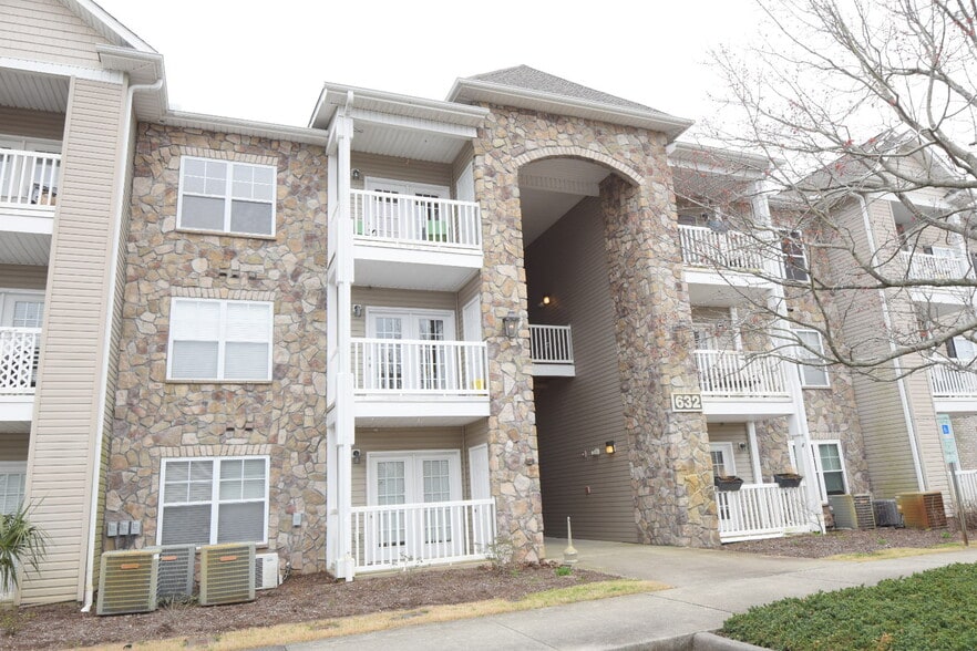 Building Photo - 632 Condo Club Dr