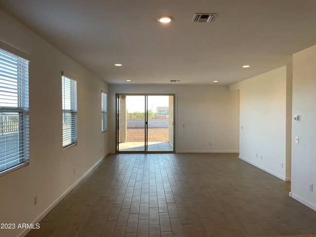 Building Photo - 17401 W Red Fox Rd