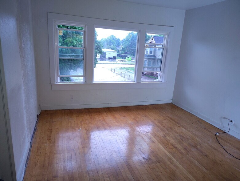 Living Rrom - 813 N Main St