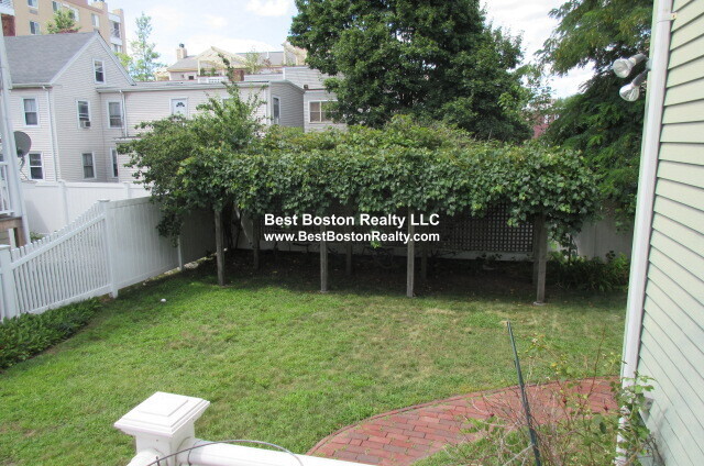 Building Photo - 13 Pleasant St