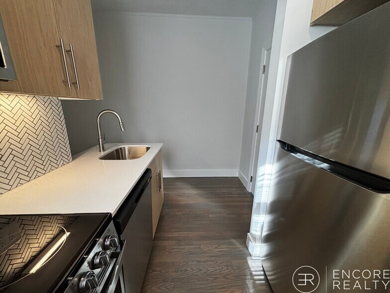 Building Photo - 65 Park Dr