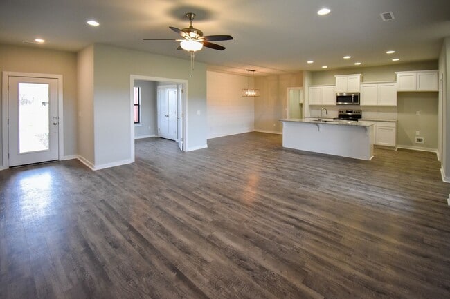 Building Photo - 4 Bedroom 2 Bathroom Home In Farmington, AR.