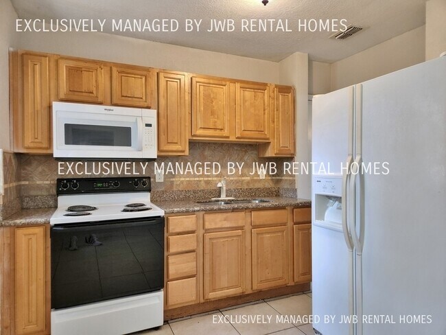 Building Photo - 140 W 45th St