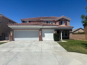Building Photo - Grand East Lancaster Home