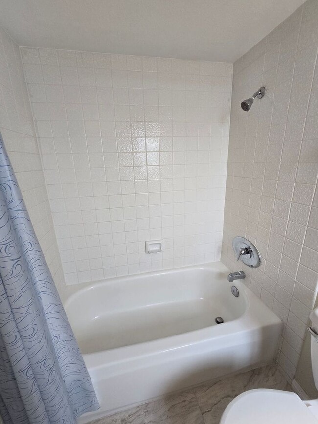 Building Photo - Spacious 2BD/2.5BA Town Home near Universi...