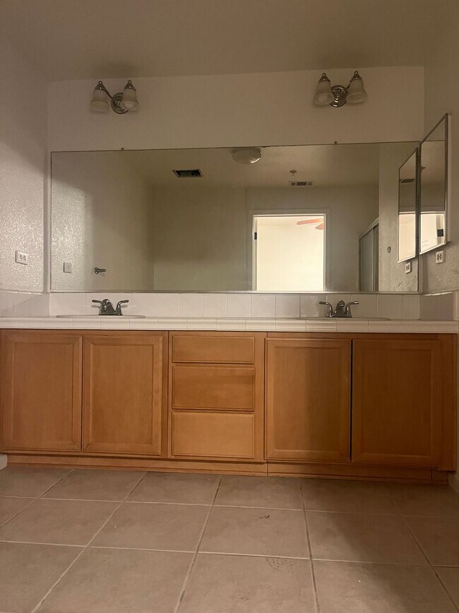 Building Photo - Now Available! Spacious 3 Bed, 2 Bath Corn...