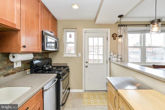 Building Photo - 629 S Henry St