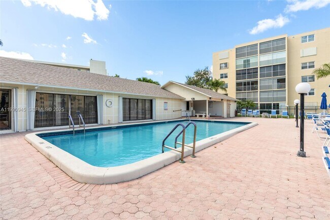 Building Photo - 321 SE 3rd St