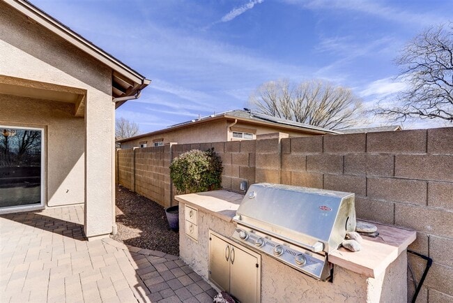 Building Photo - 4 bedroom, 2 bath Home in Quailwood