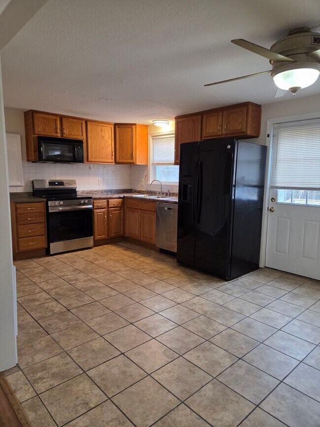 Building Photo - End Unit Townhouse Condo