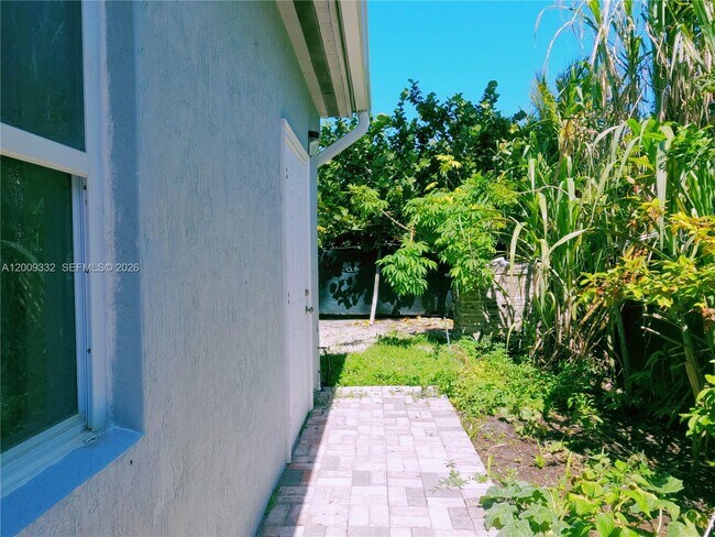 Building Photo - 1021 Mango Dr