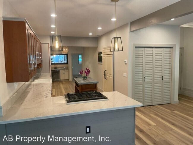 Building Photo - 5 br, 4 bath House - 5650 Hollyberry Lane