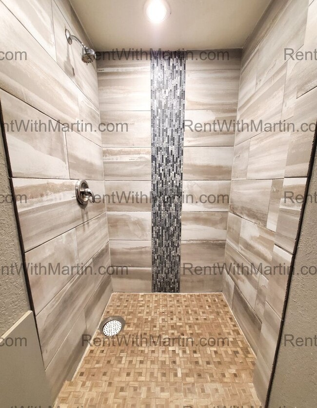 Building Photo - FOR RENT- 2 bed near University/Lark Brewi...