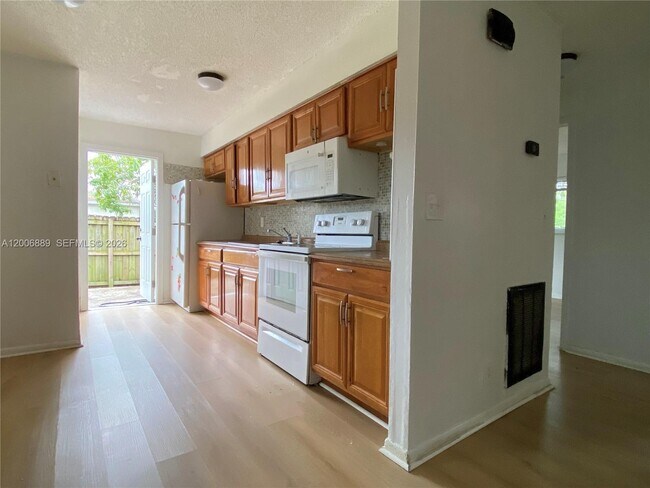 Building Photo - 6132 SW 39th St