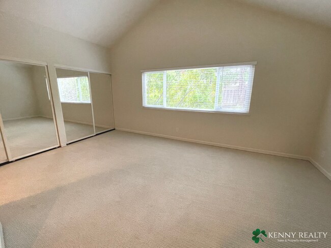 Building Photo - Large 3 Bedroom, 2.5 Bathroom, Great Neigh...