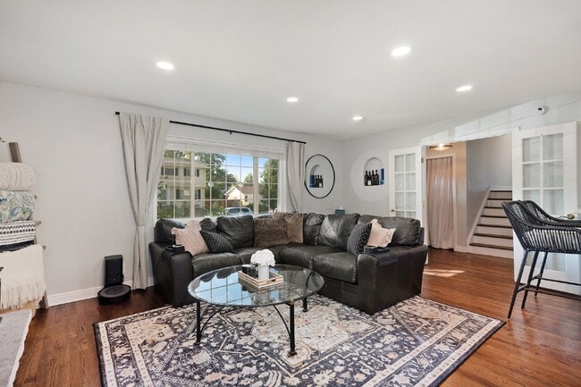 Building Photo - Beautiful home on large lot. Available 5/15