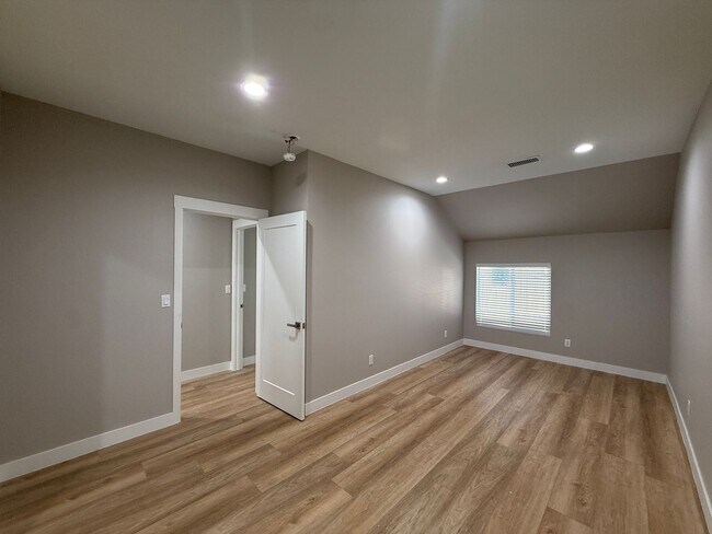 Building Photo - AV T 1105