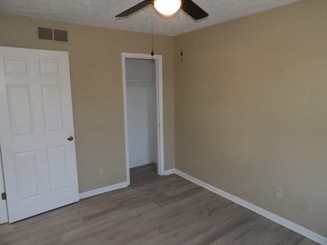 Building Photo - 217 Landings Dr