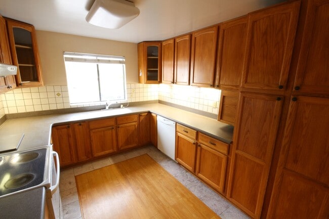 Building Photo - Super Spacious 2-Bedroom + Office 2.5-Bathroom La Jolla UTC Townhome with 2-car garage