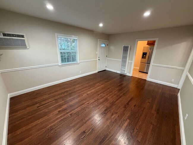 Building Photo - 71 Suffolk Ave