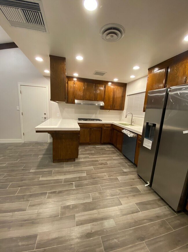 Building Photo - Updated 4 bed, 2 bath home with Dual Cooli...