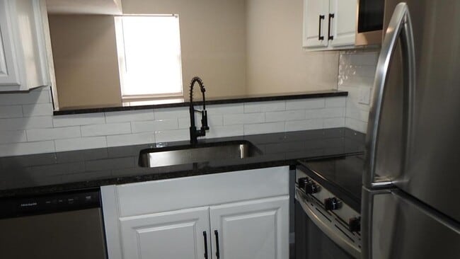 Building Photo - 5934 Elmwood Ave